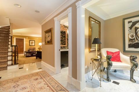 32 E Scott St, Chicago, IL 60610 photo 9