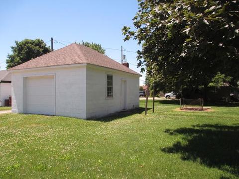157 E 2nd St, Oglesby, IL 61348 photo 2