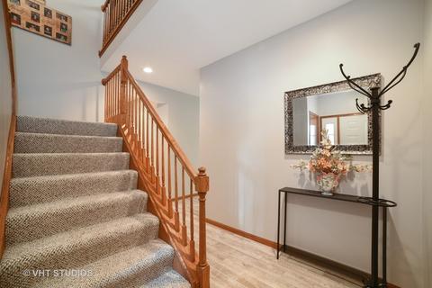 2044 Jeffrey Ct, Elgin, IL 60123 photo 2