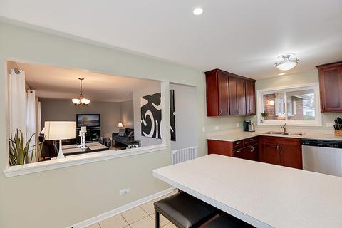 565 Milan Ln, Hoffman Estates, IL 60169 photo 8