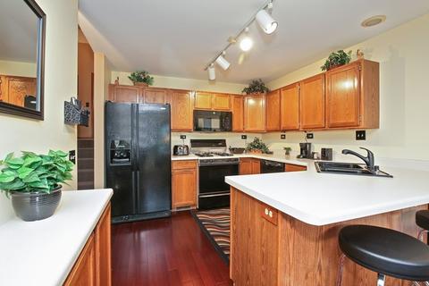 938 Ascot Dr, Elgin, IL 60123 photo 4