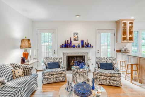 1031 Creekside Dr, Wheaton, IL 60189 photo 2