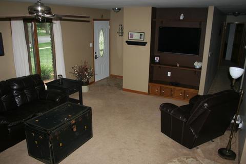 830 Maple Ln, Peotone, IL 60468 photo 2
