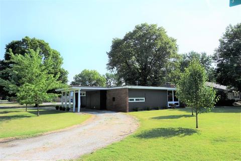 800 E Scott St, Tuscola, IL 61953 photo 1