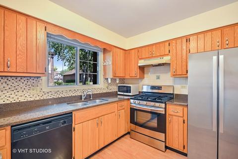 1657 Dover Ct #A, Wheaton, IL 60189 photo 2