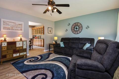1145 Hunter Dr, Elgin, IL 60120 photo 2