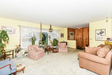 807 E Golfview Dr, Mount Prospect, IL 60056 photo 2