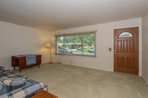 892 Sioux Dr, Elgin, IL 60120 photo 4