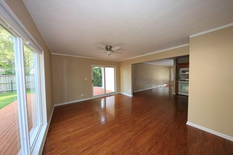 565 Olive St, Hoffman Estates, IL 60169 photo 11