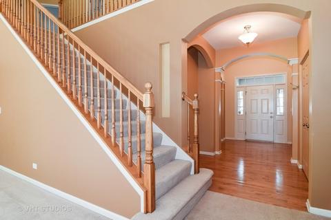 5587 Red Oak Dr, Hoffman Estates, IL 60192 photo 2