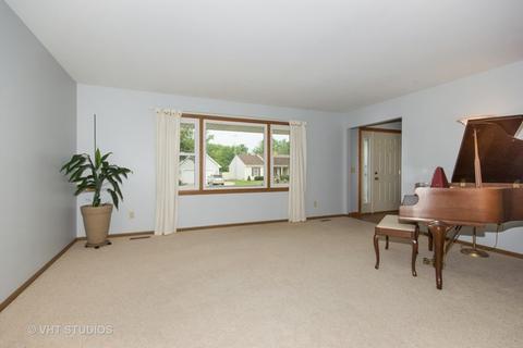 5 Hunter Dr, Montgomery, IL 60538 photo 2
