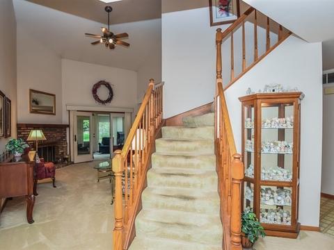 1684 Pebble Beach Dr, Hoffman Estates, IL 60169 photo 2