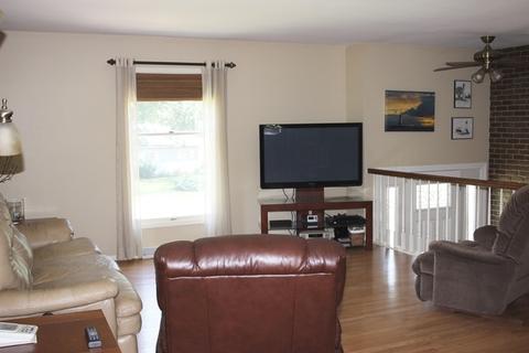 823 Whitlock Ave, Aurora, IL 60506 photo 2