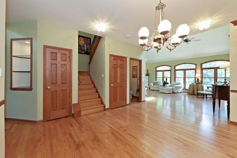 6401 Emerald Ct, Willowbrook, IL 60527 photo 4