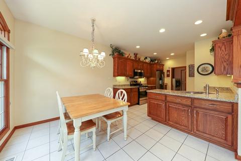 6401 Emerald Ct, Willowbrook, IL 60527 photo 3