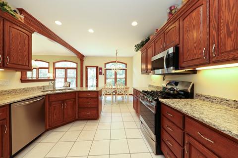6401 Emerald Ct, Willowbrook, IL 60527 photo 2