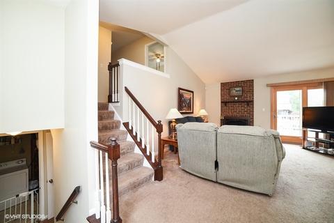 300 Rosecrans Ct, Bartlett, IL 60103 photo 2