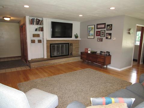 972 Meadow Ln, Elgin, IL 60123 photo 5