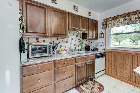 1499 Dennison Rd, Hoffman Estates, IL 60169 photo 9