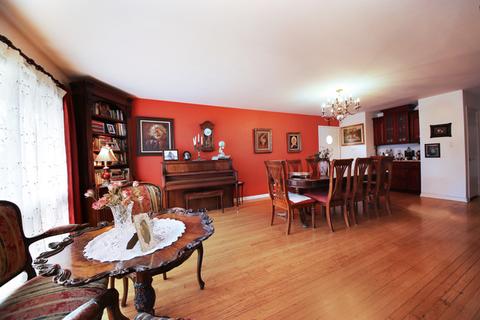 9246 Clancy Dr, Des Plaines, IL 60016 photo 2