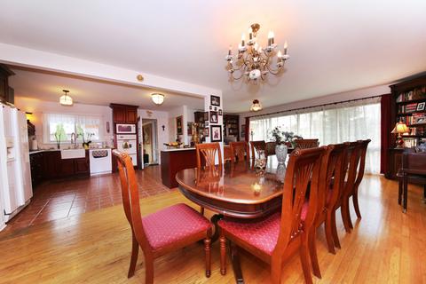 9246 Clancy Dr, Des Plaines, IL 60016 photo 3
