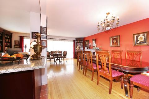 9246 Clancy Dr, Des Plaines, IL 60016 photo 4