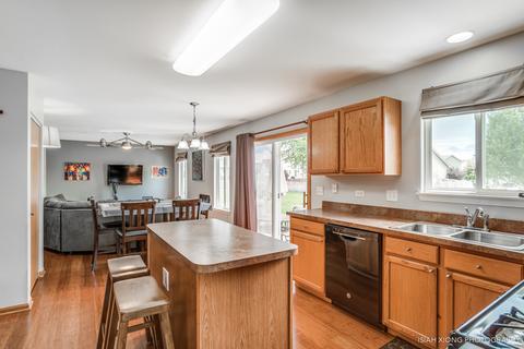 802 Martin Ct, Plano, IL 60545 photo 2