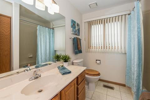 1202 Waltham Ln, Bartlett, IL 60103 photo 17