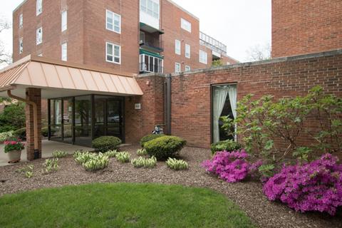 460 W Downer Pl #4E, Aurora, IL 60506 photo 2