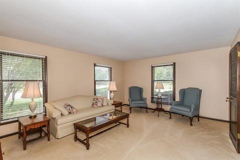 425 S Hickory Ave, Bartlett, IL 60103 photo 4