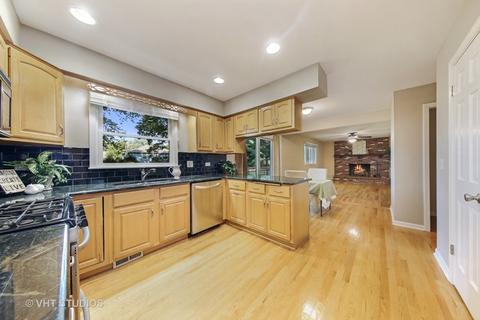 1753 Clyde Dr, Naperville, IL 60565 photo 4