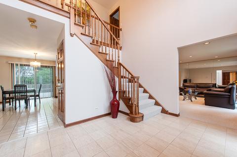 5185 Thornbark Dr, Hoffman Estates, IL 60010 photo 2