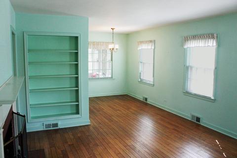 15 N Chapel St, Elgin, IL 60120 photo 2