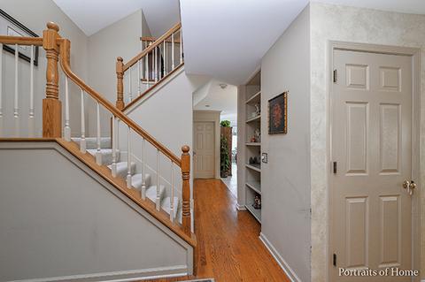 2071 Hallmark Ct, Wheaton, IL 60187 photo 2