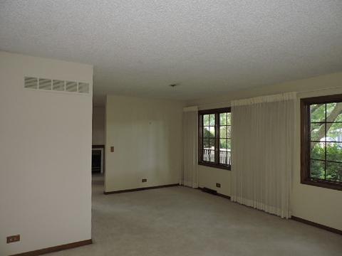 720 Carlton Dr, Elgin, IL 60120 photo 2