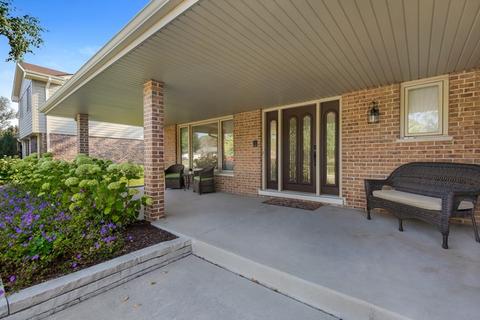 6645 Sheffield Ln, Willowbrook, IL 60527 photo 2