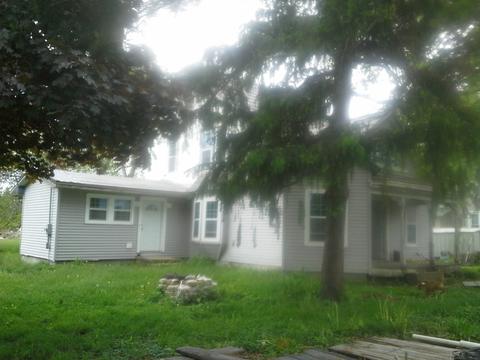 219 N Main St, Roberts, IL 60962 photo 2