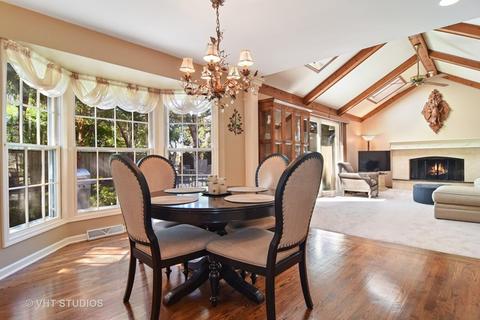 645 Maplewood Dr, Wheaton, IL 60189 photo 4