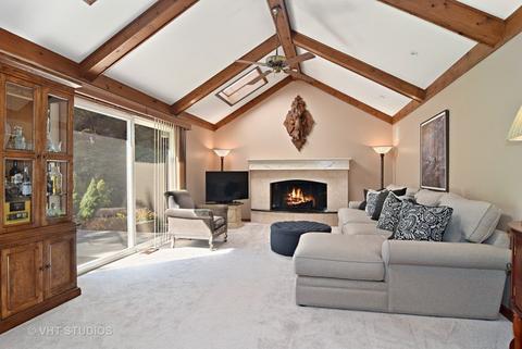 645 Maplewood Dr, Wheaton, IL 60189 photo 5