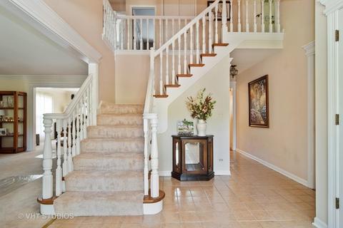 645 Maplewood Dr, Wheaton, IL 60189 photo 2