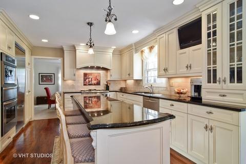 645 Maplewood Dr, Wheaton, IL 60189 photo 3