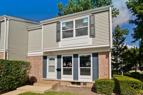 2210 Stratham Pl, Hoffman Estates, IL 60169 photo 2