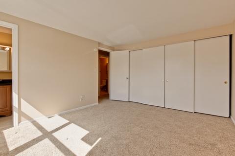 2210 Stratham Pl, Hoffman Estates, IL 60169 photo 14