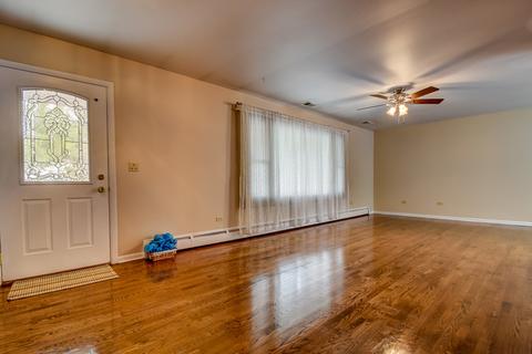 1301 Tyler Ln, Elgin, IL 60123 photo 3