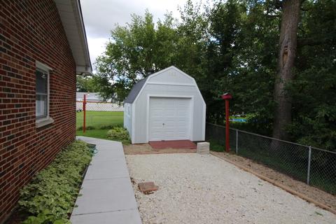 422 E 3rd St, Lockport, IL 60441 photo 2