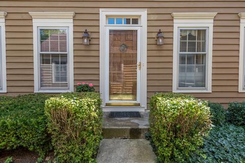2056 Creekside Dr, Wheaton, IL 60189 photo 2