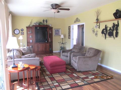 452 Willow Rd, Lakemoor, IL 60051 photo 2