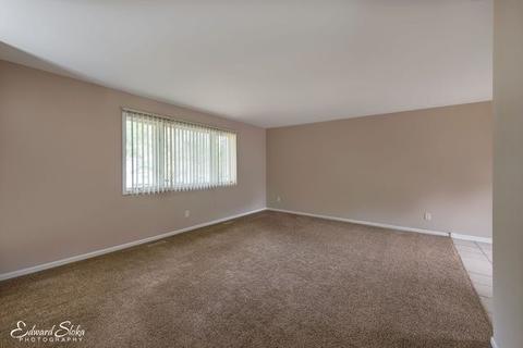 4805 Willow Ln, Mchenry, IL 60050 photo 2