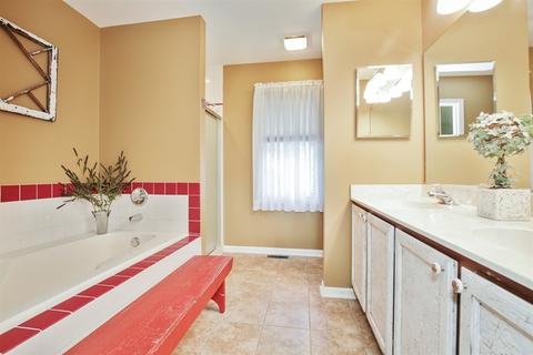 2790 Colonial Dr, Elgin, IL 60124 photo 10