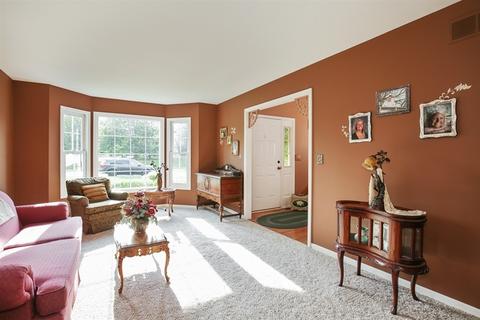 2790 Colonial Dr, Elgin, IL 60124 photo 3